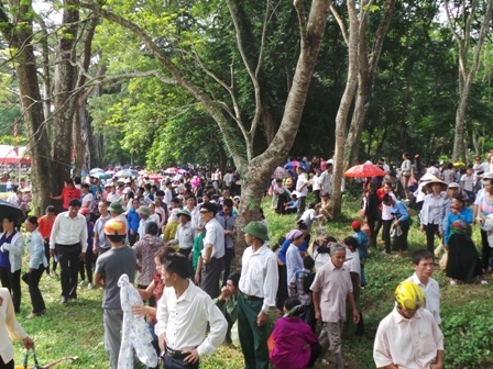 Hàng vạn người dân và du khách từ khắp nơi về với Lam Kinh.