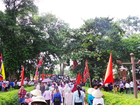 Hàng vạn người dân và du khách từ khắp nơi về với Lam Kinh.