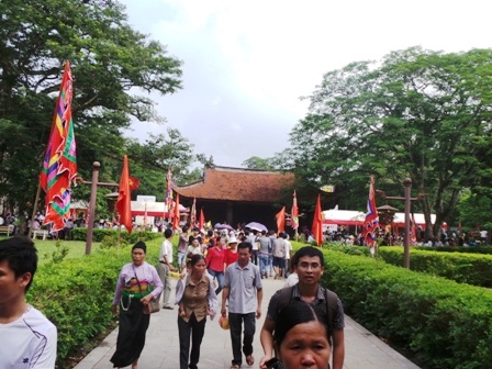 Hàng vạn người dân và du khách từ khắp nơi về với Lam Kinh.