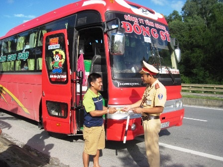  Lực lượng CSGT Trạm 4.1, thuộc Phòng CSGT Công an tỉnh Thanh Hóa đang kiểm tra xe khách.