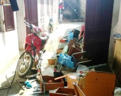 Nhiều đồ đạc trong phòng được người dân đưa ra khỏi phòng kịp thời nên không bị cháy.