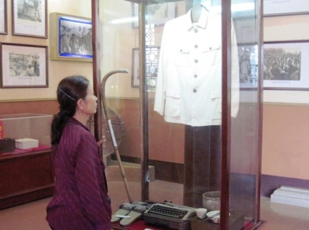 Người dân xúc động khi ngắm lại những kỷ vật của Người.