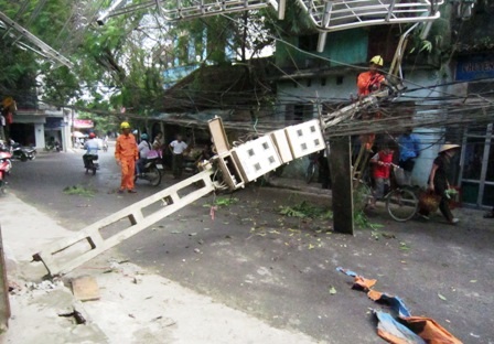 Hú vía vì cột điện bất ngờ đổ gục - 1 Hiện trường sự cố gãy cột điện.