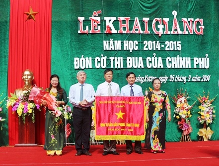 Rộn ràng khai giảng năm học mới, tự hào đón nhận cờ thi đua Chính phủ.