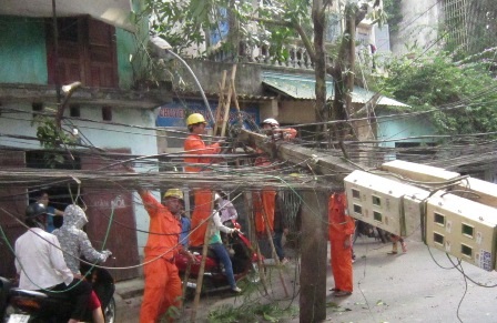 Công nhân ngành điện đang khắc phục sự cố.