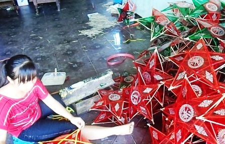  Đến làng Báo Đáp không khó để gặp cảnh mọi người làm đèn ông sao.