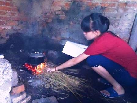 Mồ côi cha mẹ, một mình Mai ở nhà vừa cáng đáng việc đồng áng, vừa lo việc học hành