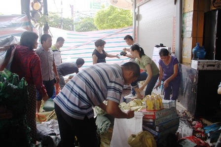 Gần như toàn bộ hàng hóa ở 3 tầng cửa hàng tạp hóa bị thiêu rụi.