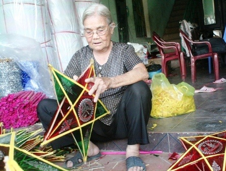 Từ cụ già cho đến các em nhỏ đều trở thành những người thợ lành nghề.