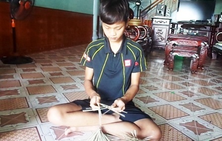 Từ cụ già cho đến các em nhỏ đều trở thành những người thợ lành nghề.