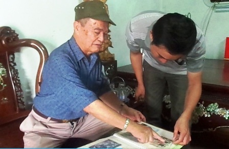  Đại tá Đinh Văn Dung chỉ lại những bức ảnh trong thời kháng chiến chống Pháp.