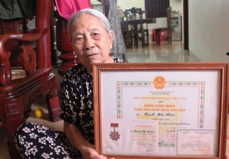  Cụ Trịnh Thị Răm với bằng khen Nghệ nhân dân gian.