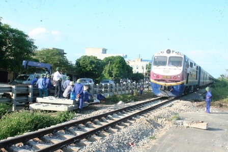 Thông tuyến đường sắt Bắc-Nam, sau 12 giờ ách tắc vì tai nạn - 1 Đoàn tàu đầu tiên mang đầu máy D19 E947 chạy qua đoạn tai nạn.