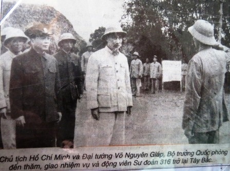  Đại tá Đinh Văn Dung chỉ lại những bức ảnh trong thời kháng chiến chống Pháp.