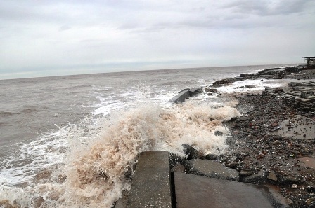 Cơn bão Haiyan tháng 11/2013 làm hư hỏng nặng đê Quất Lâm, huyện Giao Thủy, Nam Định.