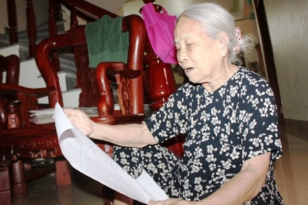 Cụ Răm đang kể lại quá trình đi lưu diễn ở Châu Âu.