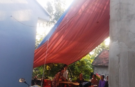 Gia đình đã dựng rạp nhưng chưa phát tang vì đợi thi
thể anh Công được đưa về quê hương
