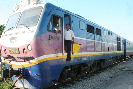 Thông tuyến đường sắt Bắc-Nam, sau 12 giờ ách tắc vì tai nạn - 2 Để đảm bảo an toàn, đoàn tàu chạy qua đoạn tai nạn với tốc độ chậm.