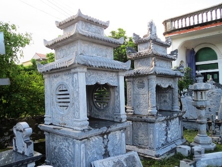 Hầu hết các cơ sở chuyển sang sản xuất lăng mộ, cuốn thư…