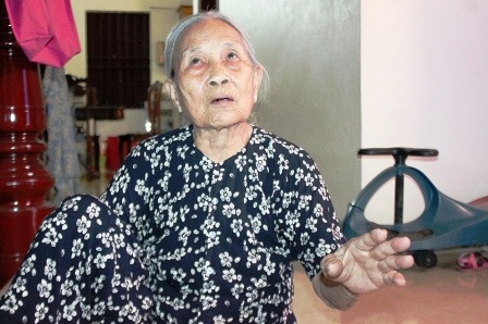  Khi hát dặm Quyển Sơn cụ Răm rất nhập tâm.