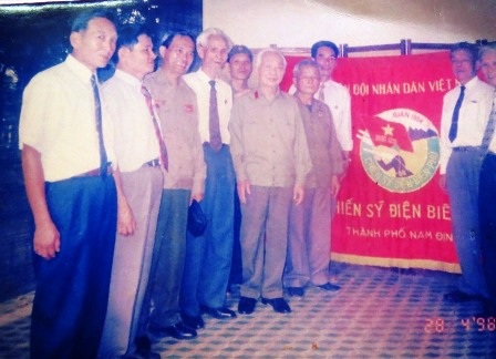  Đại tướng Võ Nguyên Giáp gặp gỡ các chiến sỹ Điện Biên tỉnh Nam Định.