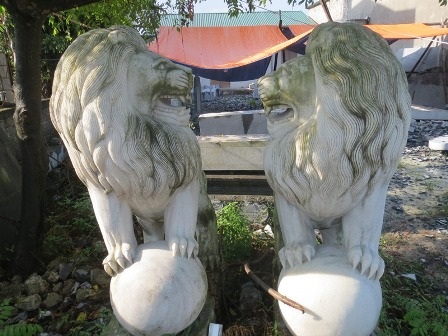 Đôi sư tử “trơ gan cùng tế nguyệt”.