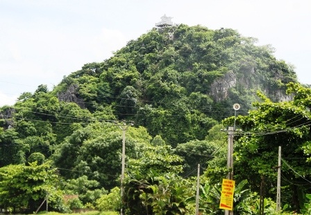 Núi Cấm nơi có Đền Trúc và Ngũ Động.