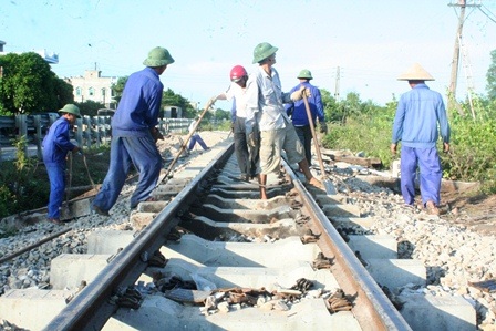 Thông tuyến đường sắt Bắc-Nam, sau 12 giờ ách tắc vì tai nạn - 7 Theo các công nhân đường sắt, đến tối nay toàn bộ đoạn đường ray hư hỏng sẽ được sữa chữa xong.
