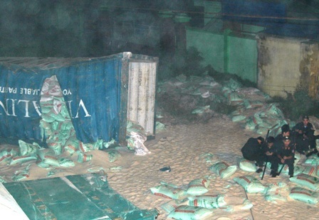 Đâm container, tàu hỏa văng đầu máy, nghiêng toa - 2 Container vỡ nát.