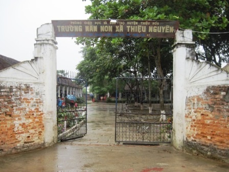 Hàng trăm trẻ học trong ngôi trường sắp sập, ô nhiễm thuốc trừ sâu