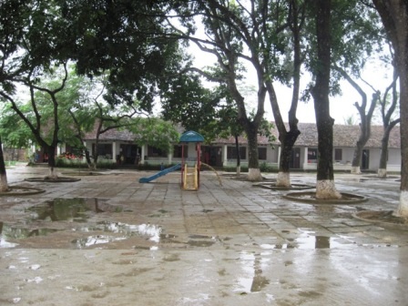 Hệ thống sân trường thấp nên thường xuyên bị ngập úng, học sinh không thể chơi ngoài trời.