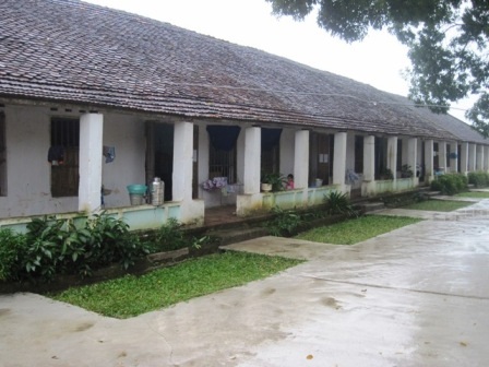 Một trong 3 dãy phòng học của nhà trường luôn trong tình trạng lụp xụp ẩm thấp.