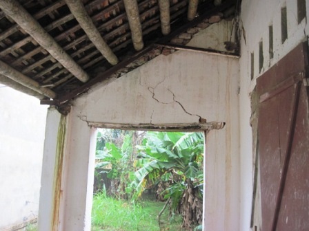 Một góc tường của dãy phòng học phía Đông đang bị nứt nẻ, xuống cấp có thể sập bất cứ lúc nào.