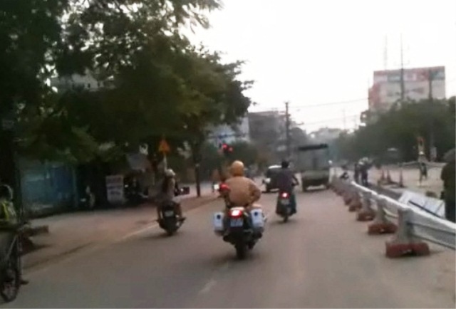 Cảnh sát giao thông rượt đuổi “xe điên” trên phố - 1 Lực lượng CSGT rượt đuổi chiếc xe tải
