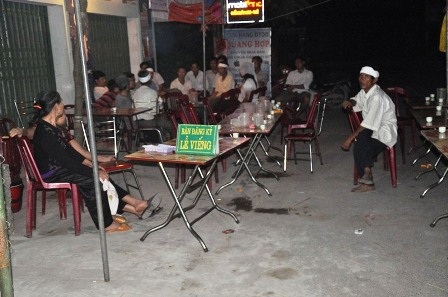 Vụ người dân đuổi theo cướp bị sát hại: Tang thương một gia đình - 1 Hàng xóm láng giềng đến chia sẻ với gia đình chị Vụ