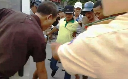 Cảnh sát giao thông rượt đuổi “xe điên” trên phố - 3 Lực lượng CSGT can ngăn người dân đánh tài xế xe tải