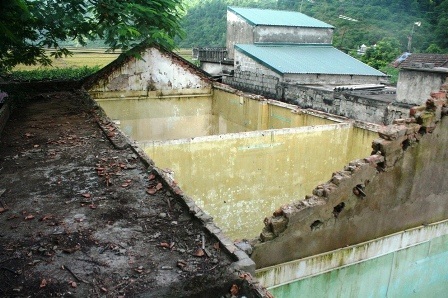 Mái nhà được dở bỏ tránh sự cố đáng tiếc xảy ra.