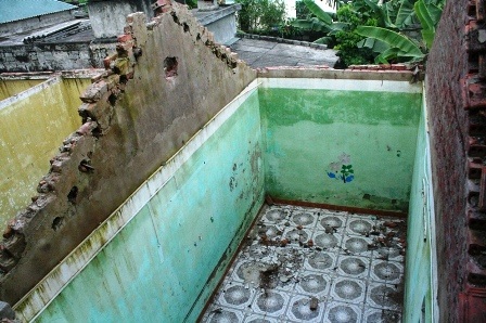 Tường nhà xây dựng cách đây hơn 60 năm và đã qua nhiều lần tu sửa.