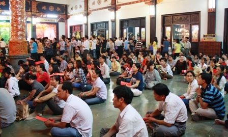 Hối hả đi lễ Rằm tháng giêng - 2