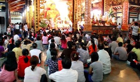 Hối hả đi lễ Rằm tháng giêng - 9