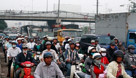 Dòng người ồ ạt quay lại thành phố sau Tết - 2