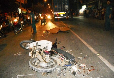 Va chạm với container, 2 người thương vong - 1