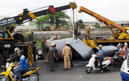 Lật container chở sắt cuộn, giao thông hỗn loạn