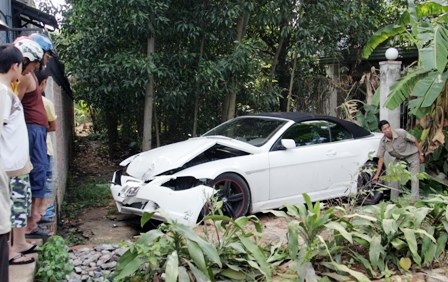 Mất lái, BMW mui trần "làm xiếc" trên phố - 1 Mất lái, BMW mui trần "làm xiếc" trên phố - 1