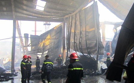 Cháy lớn tại xưởng sản xuất bao bì - 1