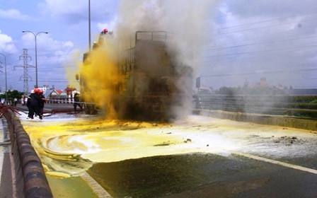 Xe chở 15 tấn hóa chất bốc cháy dữ dội