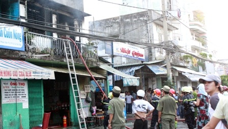 Hoảng loạn vì cháy lớn trong khu dân cư