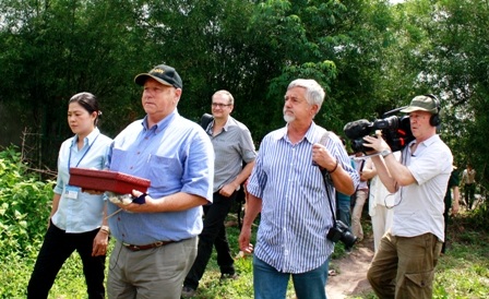 Xúc động giây phút cựu binh Úc trao kỷ vật của người lính Việt Nam