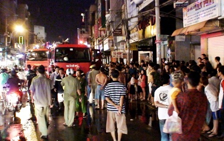 Tiểu thương hoảng loạn vì cháy nhà sát chợ Tân Định