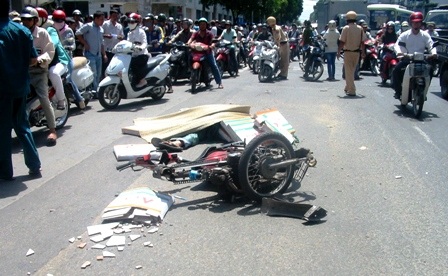 Xe máy “quá đát” gãy khung, một người chết thảm